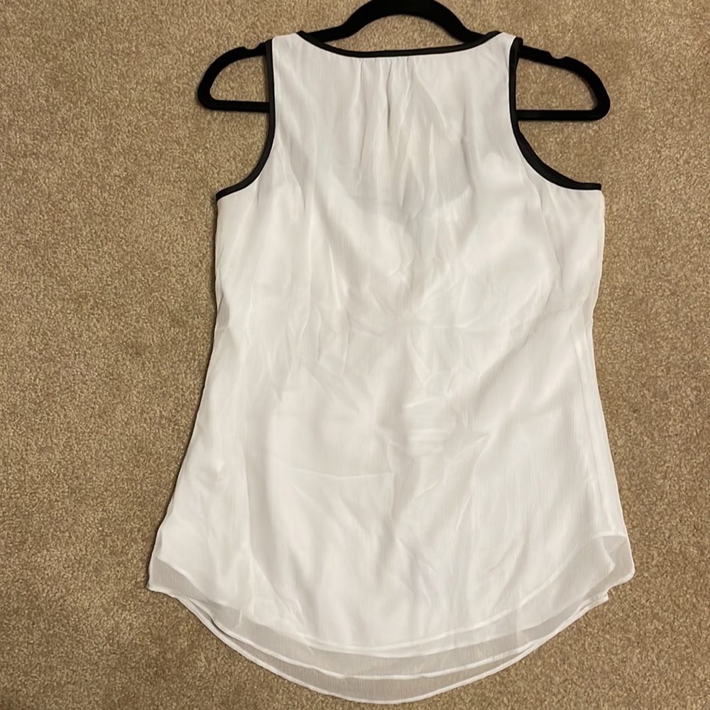 White House Black Market White Sleeveless Top. Size: XS - Picture 2 of 3